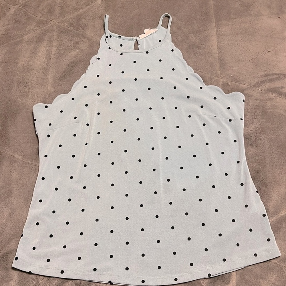 Pretty Women’s scalloped Top